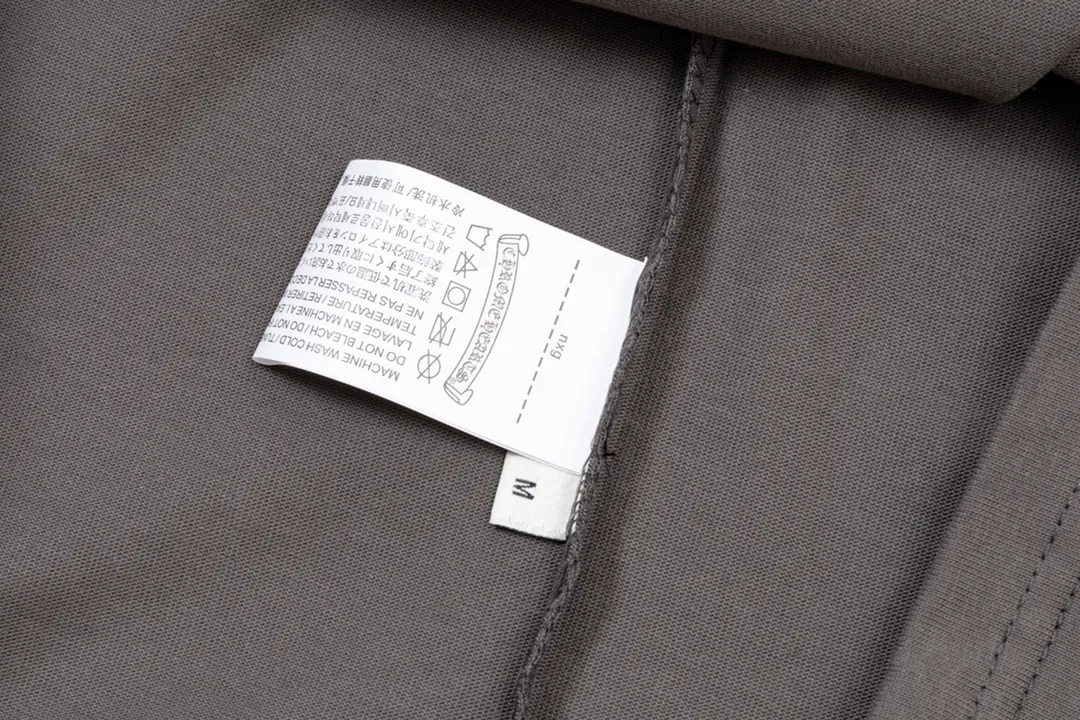 P200 CHROME HEARTS LoGo is fashionable and elegant, with a dropped shoulder style. The fabric is made of 26s double-yarn combed cotton compact spinning yarn with a weight of 280. It is matched with 1*1 Salona rib. The fabric is fermented and has a loose fit. Color: dark gray size: S～XXL